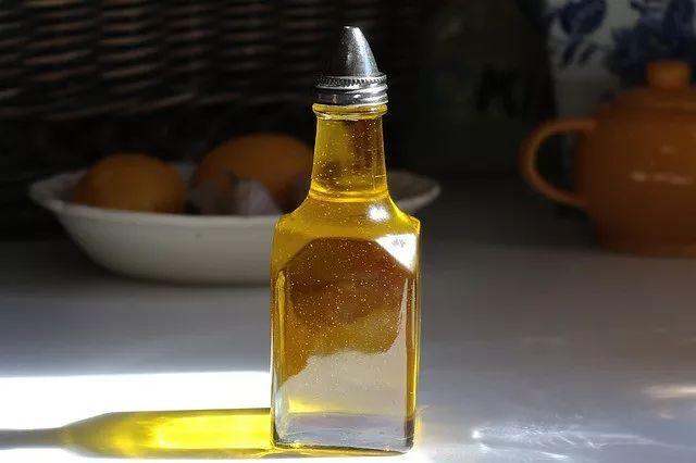 怎么在油壶里种香菜_黑番茄油桶怎么种植的 怎么在油壶里种香菜_黑番茄油桶怎么种植的 土壤施肥